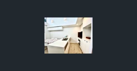 Luxury Dual-Level Penthouse with Breathtaking Ocean Views in Prime Location - Photo 3