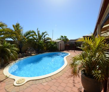 Family home with swimming pool - Photo 1