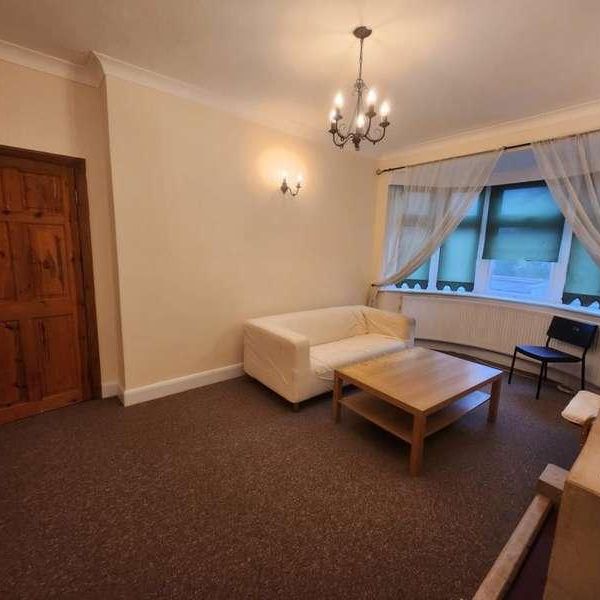 Hedgeley, Woodford Avenue, Ilford, IG4 - Photo 1