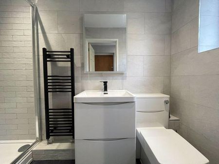 5 bedroom end of terrace house to rent - Photo 2