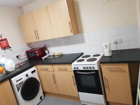 4 bedroom flat to rent - Photo 3