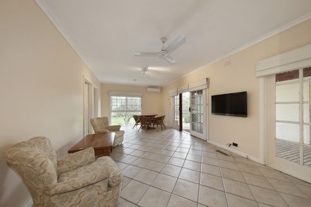 35 Eddys Grove, Bentleigh VIC 3204 - House For Rent | Domain - Photo 2