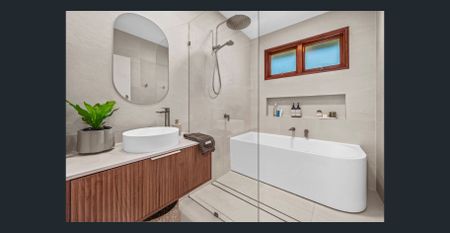 Charming and well-maintained family home close to the Lake - Photo 2