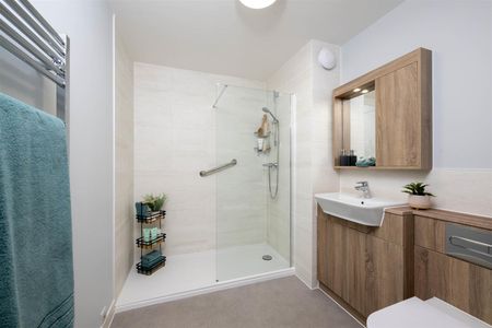 Bond Lodge, Rainham, Kent - Photo 2