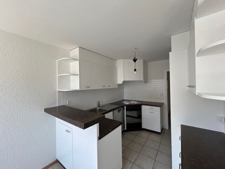 APPARTEMENT PROCHE DE TOUTES LES COMMODITES AVEC BALCON ET CHEMINEE - Foto 2
