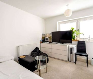 Modern, ground floor apartment excellently located with St Albans C... - Photo 3