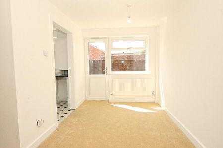 3 bedroom end of terrace house to rent - Photo 3