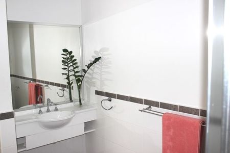 Open Cancelled, Deposit Paid $1270 pw - Tastefully Appointed Large Townhouse - Photo 2