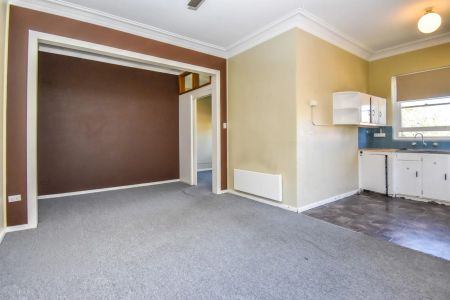 Cute, Cozy and Central - Photo 2