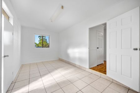 Freshly Painted Family Home - Photo 5