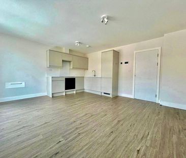 Victoria Road, Farnborough, Hampshire, GU14 - Photo 4