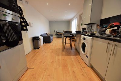 3 bedroom House in Willow Close, Leeds - Photo 5