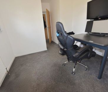 2 bedroom House in Iveson Drive (2 Bed), Leeds - Photo 1