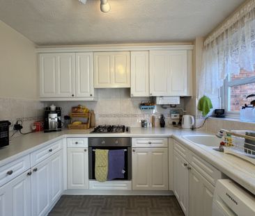 Lyon Close, Crawley, Maidenbower - Photo 1