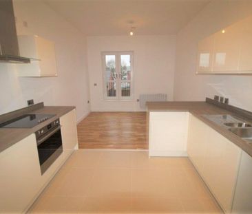 2 bedroom Flat To Let - Photo 3