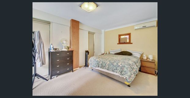 SPACIOUS FAMILY HOME WITH LARGE YARD + PRIVATE GATE TO PETER LIGHTFOOT OVAL - Photo 1