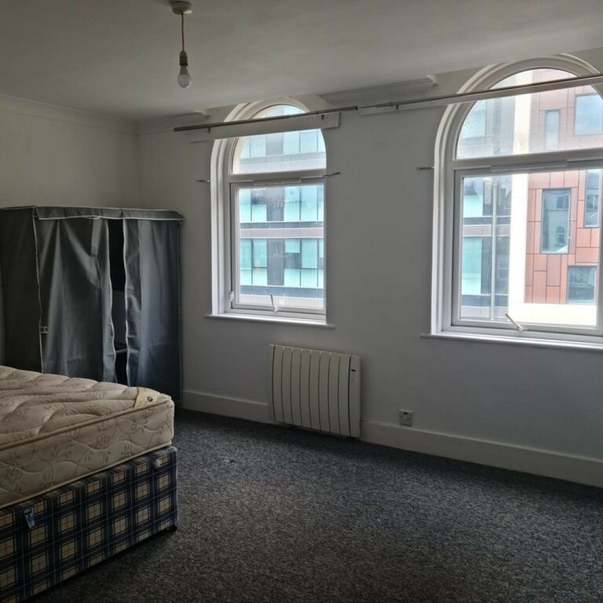 Large 2/3 Bed property in Lansdowne - Photo 1