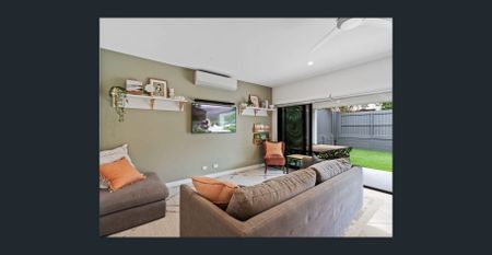 Stunning Contemporary Family Home - - Photo 2