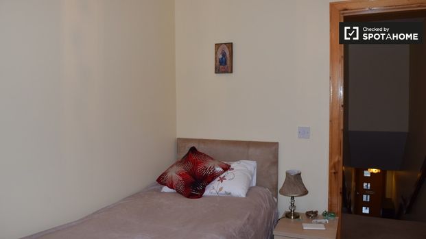 Inviting room in 2-bedroom apartment in Sandyford, Dublin - Photo 1