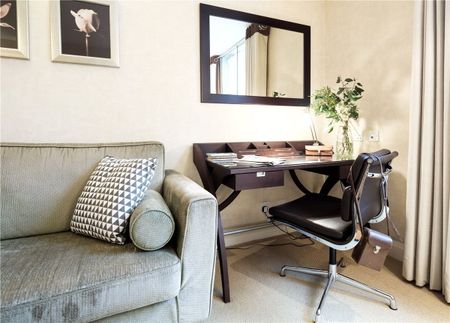 This sleek and stylish one-bedroom apartment is nestled on an upper floor with convenient lift access, in a prime location close to Oxford Street and all the amenities of Marylebone. - Photo 2