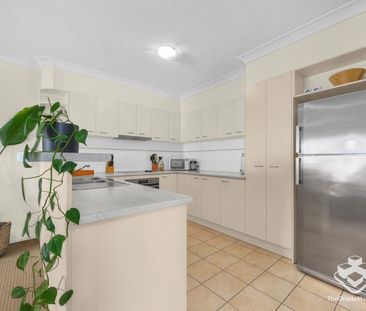 Spacious 3-Bedroom Townhouse with solar & Double Lock-Up Garage in Sought-After Corinda includes water and most of electricity. - Photo 5