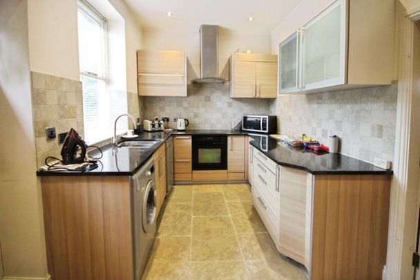 2 bedroom Flat To Let - Photo 1