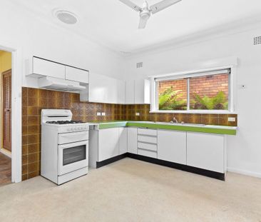 IDEALLY LOCATED FAMILY HOME (6 MONTH LEASE) - Photo 1