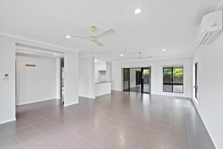 LARGE BLOCK - SIDE ACCESS - QUIET LOCATION - Photo 5