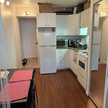 CHARMANT 2 1/2 rénové - piscines - gym - LIBRE - Photo 3