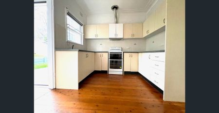 FAMILY FRIENDLY HOME! - Photo 2