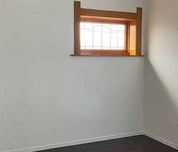 Charming 3 Bedroom Bungalow - Photo 1