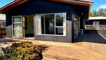 Four bedroom, Two living - Photo 3