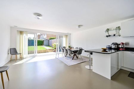 4 bedroom semi-detached house to rent - Photo 2