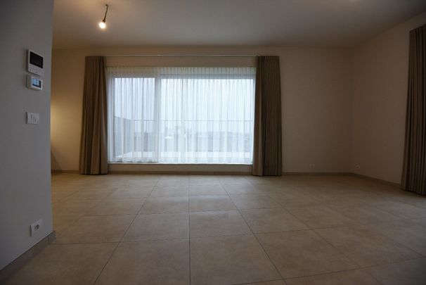 Nieuwbouwappartement met 1 slaapkamer, autostaanplaats en terras te Eeklo - Photo 1