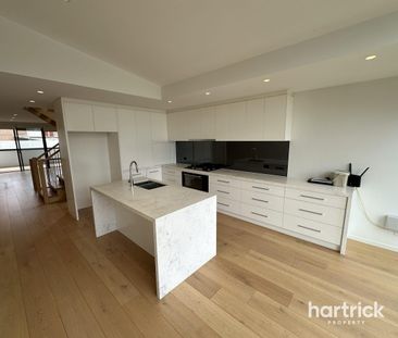 LOCATION, STYLE, & SOPHISTICATION - Photo 3