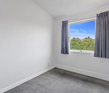 Two bedroom apartment in Fendalton with carport - Photo 2