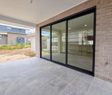 Brand New Luxury Family Home in the Prestigious Menangle Park Estate - Photo 6
