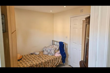 7 Bed Terraced House, Rosebery Ave, E12 - Photo 4