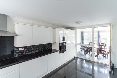 4 bedroom semi-detached house to rent - Photo 3