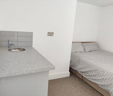 A bright DOUBLE ROOM within a shared house in Wembley. - Photo 5