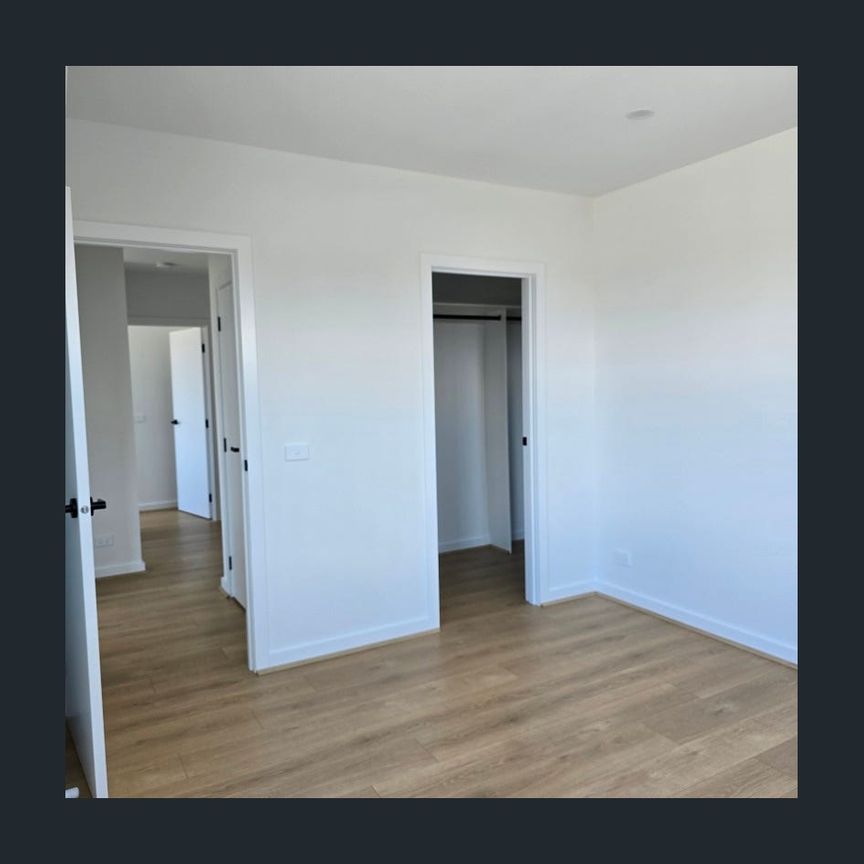 Comfortable Walk to Springvale - Photo 1