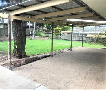 Large fully fenced yard close to schools and shops - Photo 2