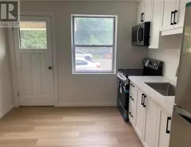 1887-1889 WAVELL Street | 1887-1889 WAVELL Street, London - Photo 1