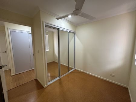 Lowset, Air Conditioned & Convenient! - Photo 5