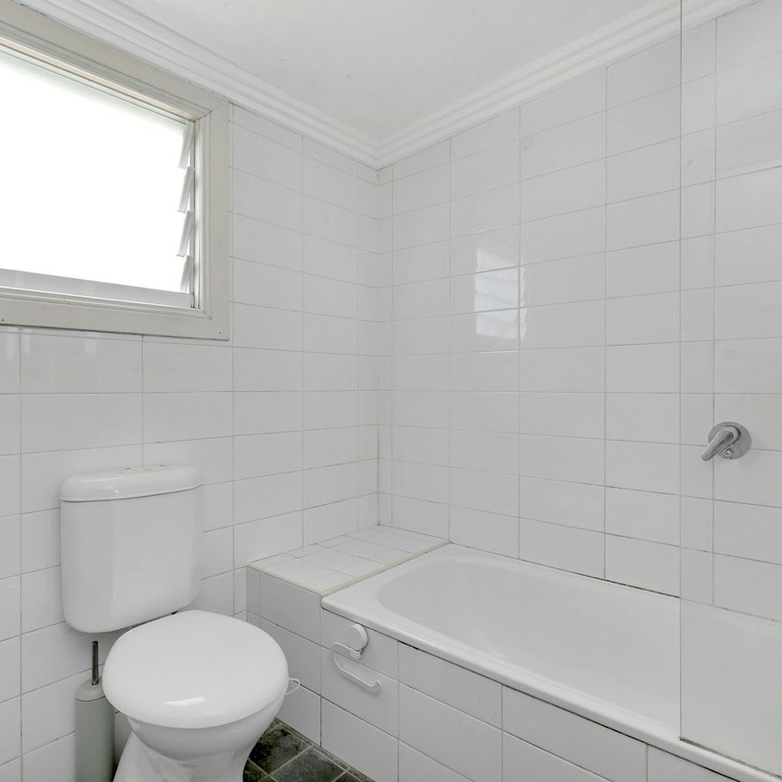 Two bedroom ground floor unfurnished unit with carspace**Open Inspection Wednesday from 4.45-5pm** - Photo 1