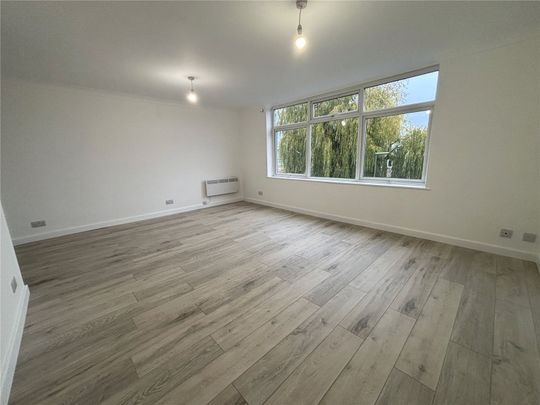 Willow Way, Farnham, Surrey, GU9 - Photo 1