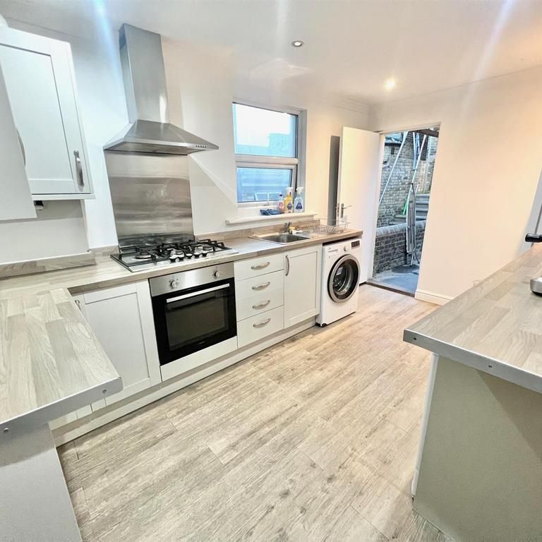 5 bedroom house to rent - Photo 1