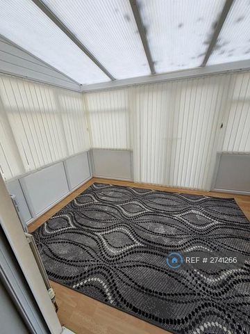 5 bedroom semi-detached house to rent - Photo 4