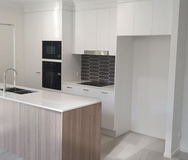 ULTRA MODERN LUXURY 3 BEDROOM TOWNHOUSE with DUCTED AIR-CON - Photo 5