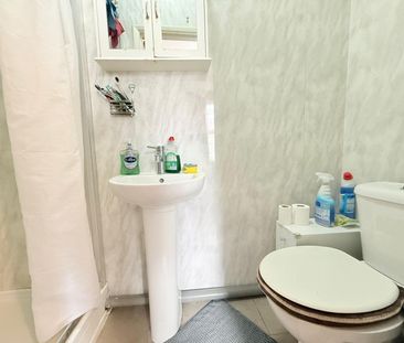 Ensuite room close to ilford station - ideal for single working person - Photo 6